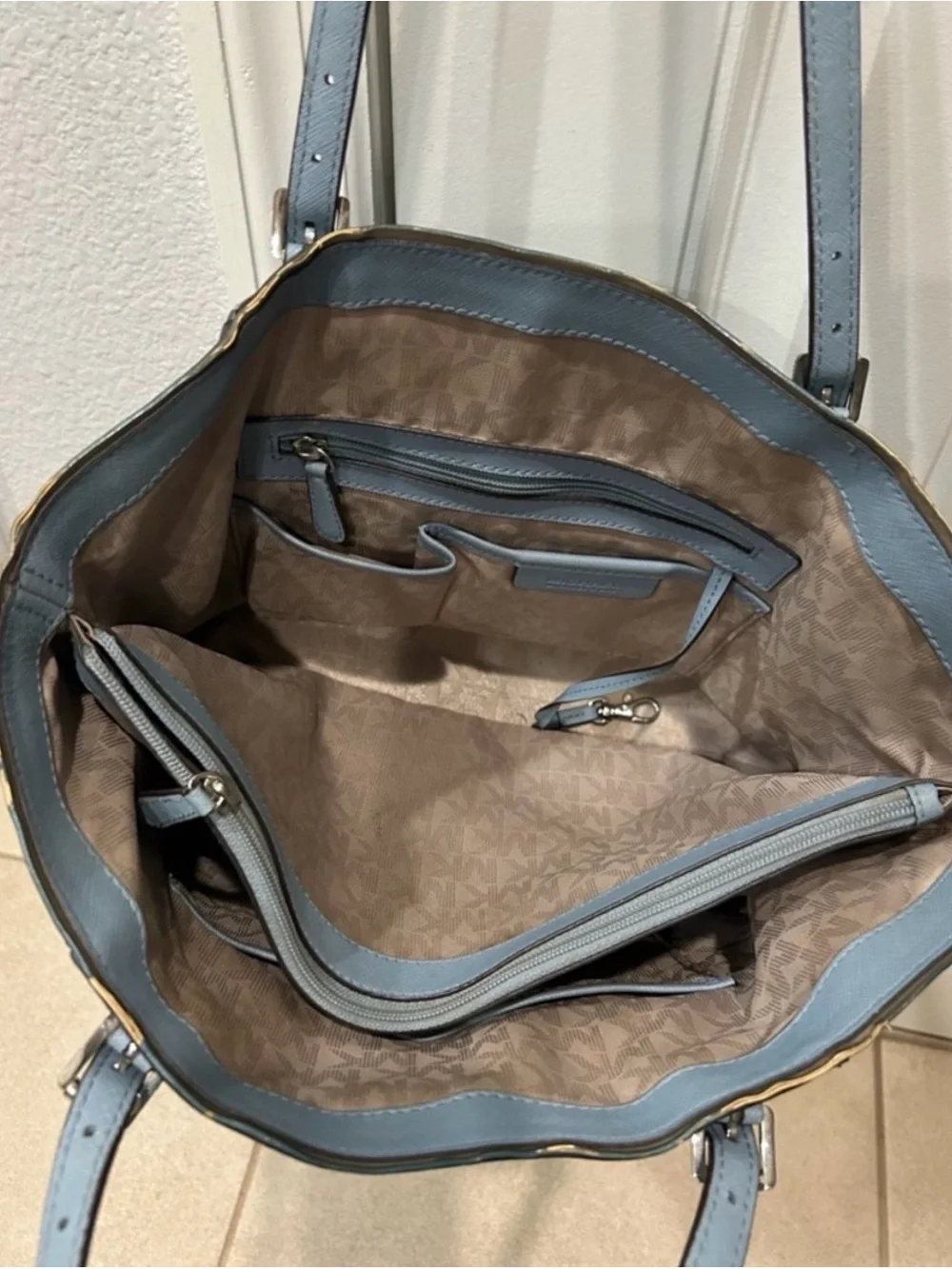MICHAEL KORS Powder Blue Saffiano Leather Tote with Gold Trim - Picture 4 of 10